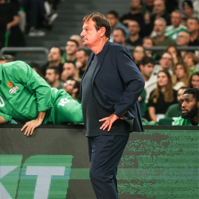 Ergin Ataman: "Bu bir ırkçı tezahürat. Siz kişileri hedef alabilirsiniz kulüpleri hedef alabilirsiniz ama buradaki husumetinizi bir ülkeye karşı yapamazsınız. Hele ki benim orada olduğum bir ortamda Türkiye'ye karşı yapamazsınız." (TRT Spor)