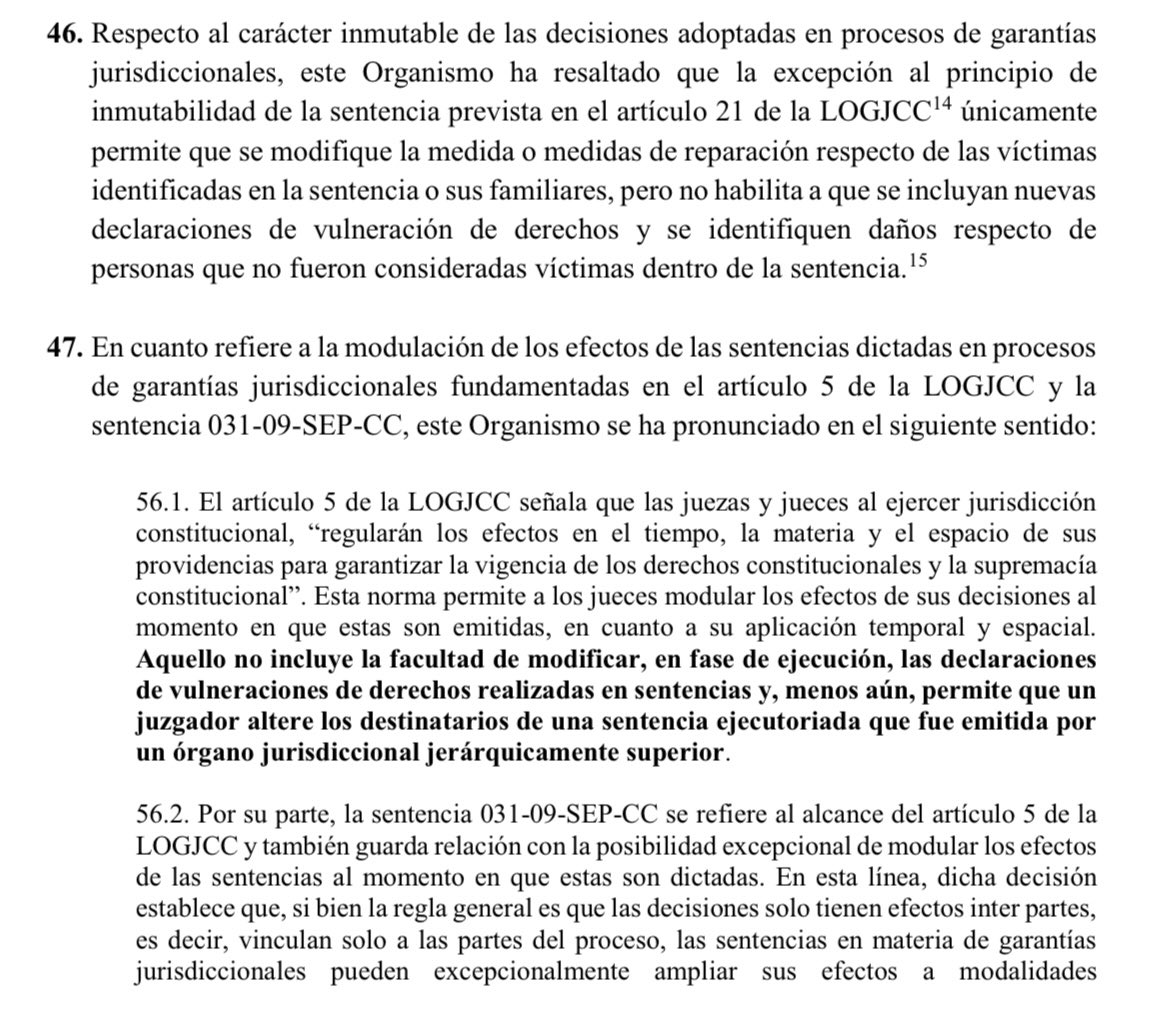 VeronicaLHM's tweet photo. 🔵Art. 5 de la LOGJCC modulación de sentencias constitucionales

🔹#LaCortedice que esta norma permite a los jueces modular los efectos de sus decisiones *al momento en que estas son emitidas* en cuanto a su aplicación temporal y espacial. 

🔹Lo anterior no incluye la facultad de modificar, en fase de ejecución, las declaraciones de vulneraciones de derechos realizadas en sentencias y, menos aún, permite que un juzgador altere los destinatarios de una sentencia ejecutoriada que fue emitida por un órgano jurisdiccional jerárquicamente superior. 

Sentencia No. 1365-20-EP/25