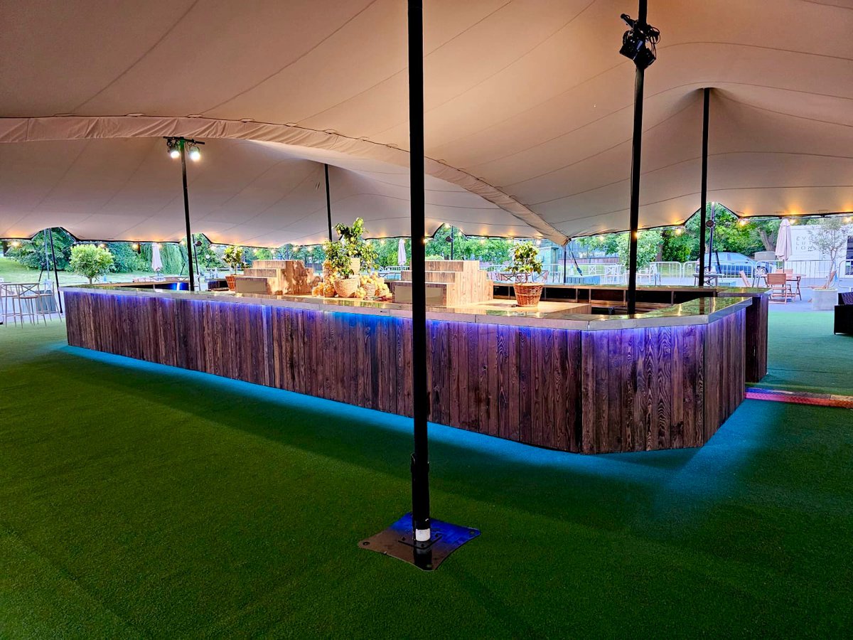 RhinoMobileBar's tweet photo. One of our recent favourites ✨😍
.
🔸Bespoke Mobile bar + Back bar
🔸Stainless steel Tops
🔸Ascot rustic Finish
.
#mobilebar #bar #bartender #mixologist #cocktails #drinks #wood #exterior #marquee https://t.co/fhjDwBTNyJ