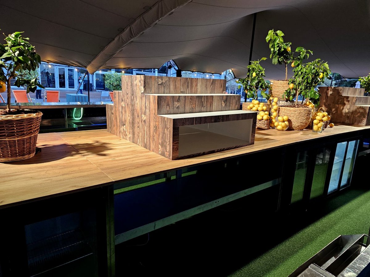 RhinoMobileBar's tweet photo. One of our recent favourites ✨😍
.
🔸Bespoke Mobile bar + Back bar
🔸Stainless steel Tops
🔸Ascot rustic Finish
.
#mobilebar #bar #bartender #mixologist #cocktails #drinks #wood #exterior #marquee https://t.co/fhjDwBTNyJ