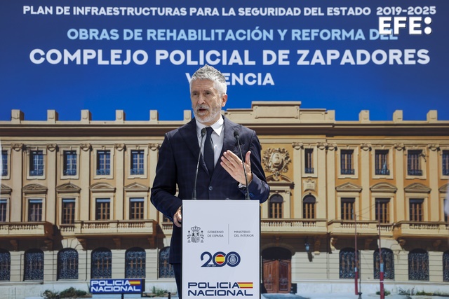 👮 El ministro del Interior, Fernando Grande-Marlaska, asegura que el complejo policial de Zapadores, en València, estará concluido en el primer semestre de 2026.

👮Será tras una inversión total de 30 millones de euros.