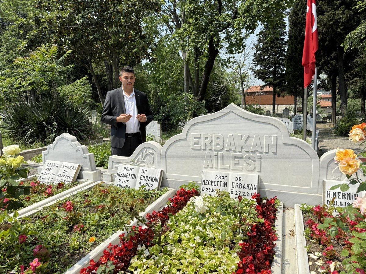 Prof. Dr. Necmettin Erbakan; siyasetimize yön veren, ilkeleriyle iz bırakan büyük bir liderdi.

Kabri başında rahmetle, minnetle yâd ettik.

Bugün, onun mirasını güçlü bir iradeyle taşıyan Cumhurbaşkanımız Sayın Recep Tayyip Erdoğan öncülüğünde, milletimize hizmet yolculuğu