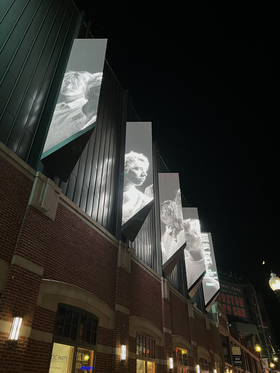 btgrandes's tweet photo. this was so cool on the side of the venue
#ONEOKROCK_NorthAmericanTour2025
#oor #tttr https://t.co/S5o46n1NqR