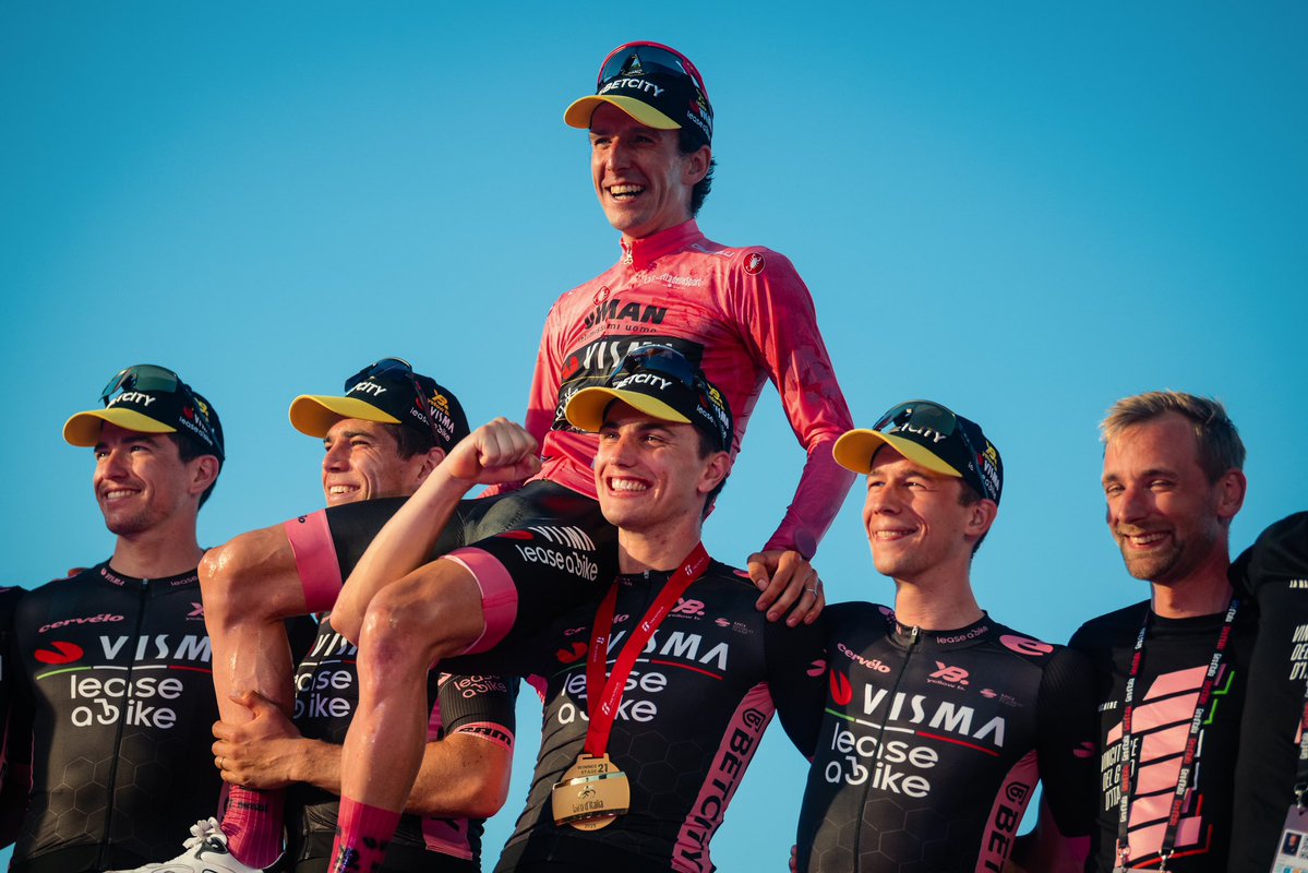 Un Giro 2025 para la historia. Algunas notas:
- Una lástima la pérdida de corredores como Roglic, Ayuso, Landa, Ciccone o Jai Hindley.
- Qué manera de reescribir la historia la de Simon Yates, siete años después de perder el Giro en el mismo lugar en el que lo ha ganado con 32