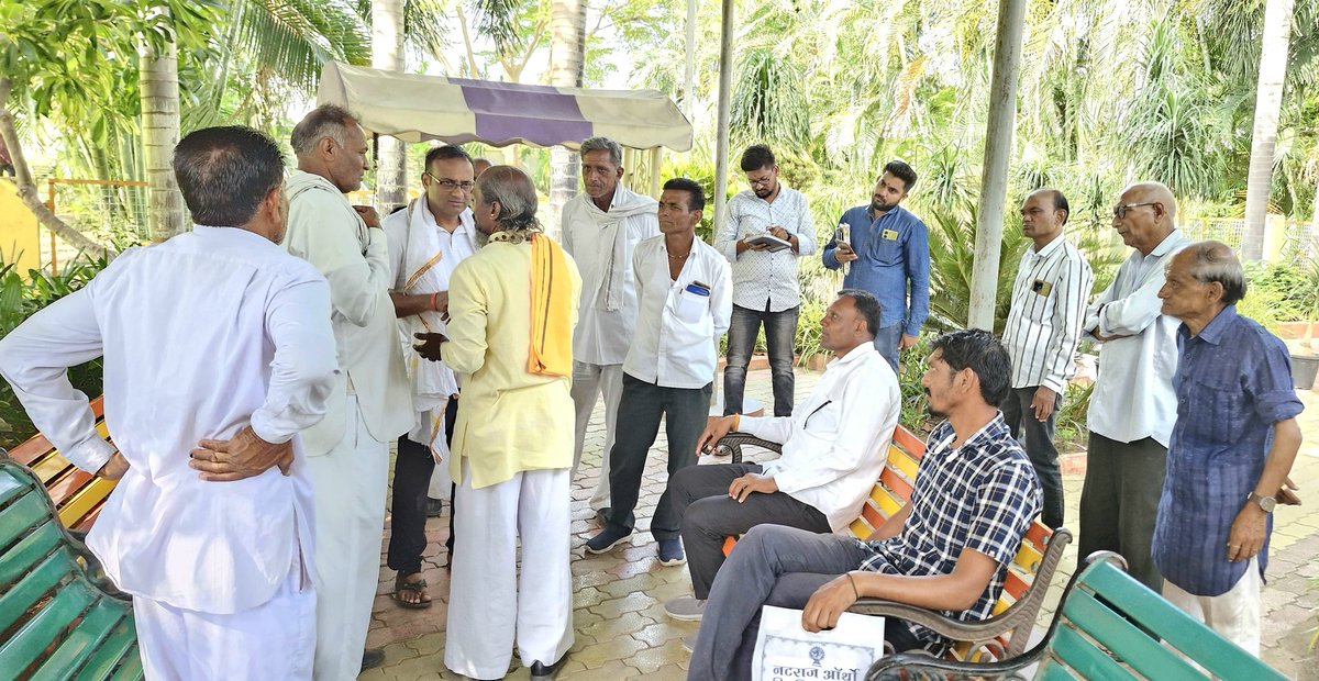 जन-जन की सेवा ही मेरा संकल्प है..!!

आज निवास पर प्रतिदिन होने वाले #जनदर्शन में क्षेत्रवासियों से मुलाक़ात कर उनकी समस्याओं को सुना एवं उनके यथासंभव निराकरण हेतु संबंधित अधिकारियों को निर्देशित किया।