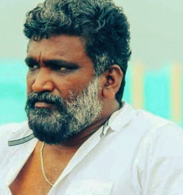 mayirepochu1's tweet image. மரணத்தின் வாயிலாக இக்கலைஞனின் தோல்வியை நினைக்கையில் இன்றைய வளரும் இயக்குநர்களுக்கு அது ஒரு பெரும் பாடம்தான்.தமிழ் சினிமாவின் தலை சிறந்த இயக்குநராக பெயர் பெற்றிருக்க வேண்டியவர்.தன் அறிவுத் திமிரால் பிறரை மூடர்களாகவே நினைத்து தன் வளர்ச்சியை தானே மூடிக் கொண்டார்.
மதயானைக் கூட்டம்…
