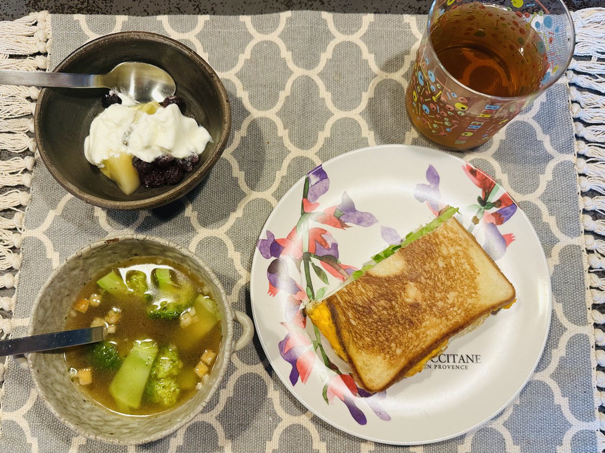 簡単ブランチ。卵とチーズと玉ねぎとキャベツのホットサンド、ブロッコリー入りオニオンスープ、キウイとブルーベリーのヨーグルト、麦茶。ロクシタンで買い物したときにいただいたお皿、使いやすいです（由） #おうちごはん
