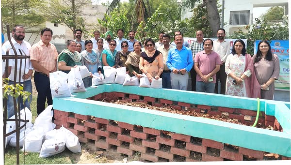 dav_college's tweet photo. DAV College Bathinda organizes Compost Distribution Drive to celebrate International Day for Biological Diversity (IDB)- 2025

#punjabbiodiversityboard https://t.co/uIl5kVkyko