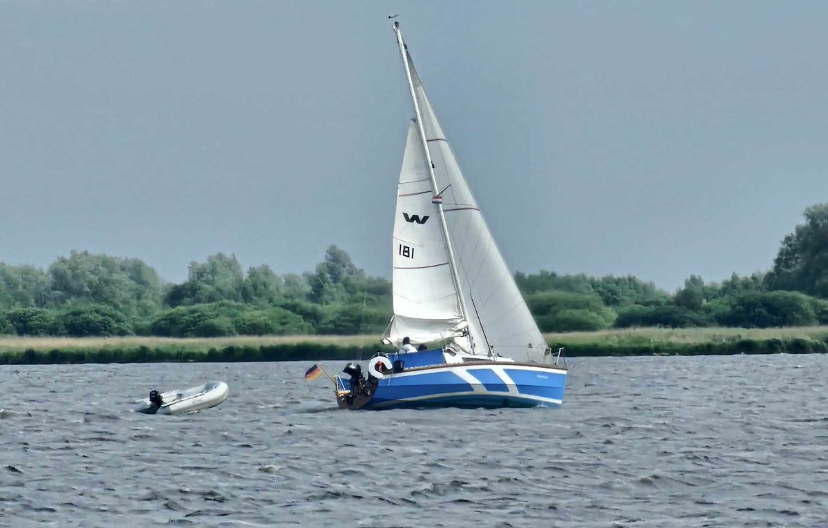 Afgelopen weekend was het prachtig weer om te #zeilen en op het water te zijn. Ontspannen, genieten en wanneer de wind wat aanwakkert toch ook wat inspanning. Das toch heerlijk. Dit #zeiljacht, vorig jaar door #EasySail verkocht, is lekker bezig op het #Lauwersmeer, nu jij nog!