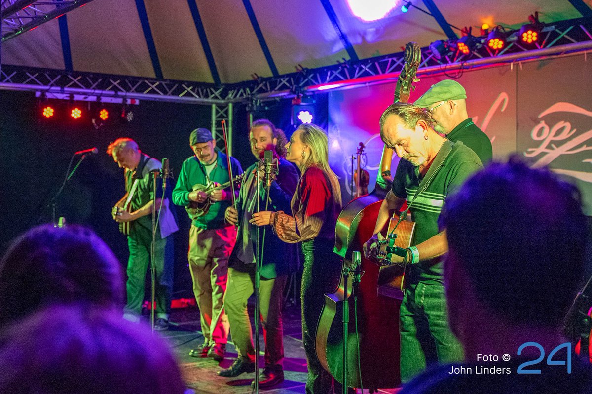 Nice shot, taken a few days ago at the Mijl oo Zeven Festival where we played with Pieternel and Tijmen Veelenturf and had a wonderful time. Thanks for sharing! 👍