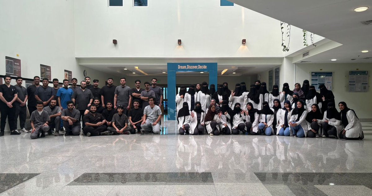 ثلاثة أعوام مضت، حملنا فيها شغفنا وسعينا خلف حلمٍ نكبر معه كل يوم
في رحاب الصيدلة والدواء، تعلمنا أن الطريق ليس سهلاً، لكنه يستحق 💊
سنة ثالثة كانت محطة نضجٍ، وتحدٍ، وارتقاء
لم نعد نُلاحق الحلم، بل أصبحنا جزءًا من ملامحه