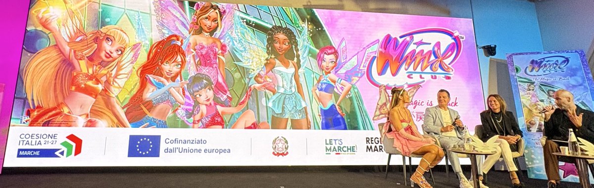 happyellinfo's tweet photo. 📣【速報】世界的人気アニメ「Winx Club」万博　イタリアパビリオンにて
イベント開催✨

本日、イタリア館で開催された“Winx Club （ウィンクス・クラブ）特別イベント”を
取材してきました！

2004年に放送開始、150カ国で愛され、TikTok35億回再生を誇る世界的人気アニメが日本初上陸…！

原作者イジーニョ・ストラッフィ氏が来日し、アニメの軌跡や作品の魅力、想いをお話しくださいました。

「Winx Cosplay Club」（日本代表6名を含むコスプレチーム）のお披露目もあり
その後、パビリオン前で撮影会もありました。

✨Netflixで10月配信予定の映像も公開🧚‍♀️

イベント詳細や現場の様子は、
近日記事と動画でご紹介予定です！
お楽しみに

#EXPO2025 #WinxClub #ウィンクスクラブ #大阪万博 #イタリア館

📣【Ultime notizie】L'evento di animazione di fama mondiale "Winx Club" si è tenuto al Padiglione Italiano dell'Expo ✨

Oggi siamo andati a seguire l'evento speciale "Winx Club" tenutosi presso il Padiglione Italiano!

Questo anime di fama mondiale, trasmesso per la prima volta nel 2004 e amato in 150 paesi con 3,5 miliardi di visualizzazioni su TikTok, arriva per la prima volta in Giappone!

L'autore originale, Izinho Straffi, ha visitato il Giappone e ha parlato della storia dell'anime, del fascino dell'opera e delle sue riflessioni al riguardo.

È stato anche presentato il "Winx Cosplay Club" (un team di cosplayer che include sei rappresentanti giapponesi).
In seguito si è tenuta una sessione fotografica davanti al padiglione.

✨Prima occhiata alla versione reboot, la cui uscita su Netflix è prevista per ottobre🧚‍♀️

Per i dettagli dell'evento e della situazione sul posto,
Presto pubblicheremo un articolo e un video!