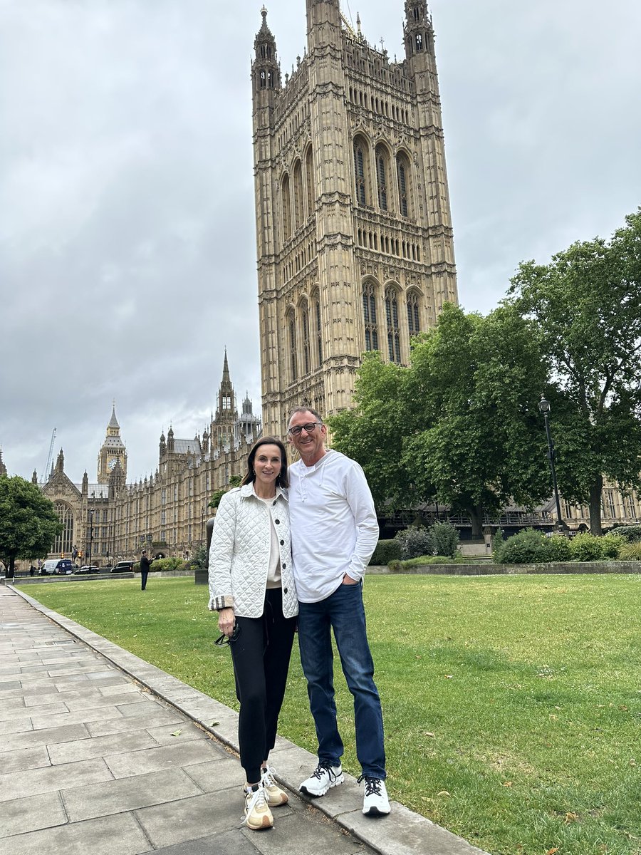 Big Ben, bold history, and endless cups of tea 🇬🇧✨ From royal sights to riverside strolls, London — you were unforgettable.  And I came home with the Queen!
#40yearAnniversary
#WestminsterWanderings #MindTheGap