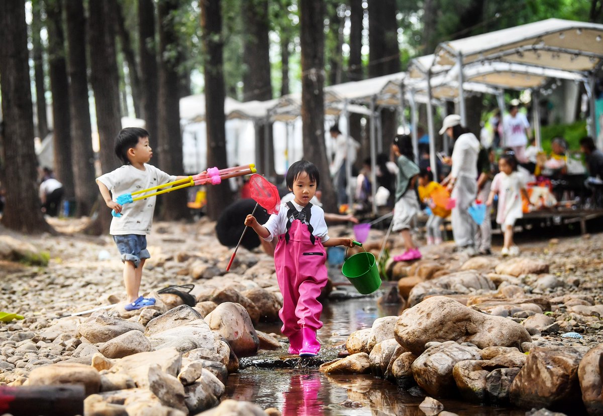 DailyBeijing's tweet image. People are enjoying the last day of the Dragon Boat Festival holiday at a #campsite in Pinggu District, #Beijing. #funinbeijing
