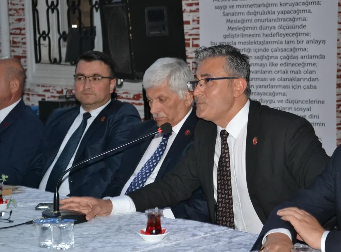 Konsey&amp;Meslektaş  buluşmasına yoğun ilgi gösteren Meslektaşlarımıza teşekkürler.Konsey Başkanımız Ali EROĞLU, TVHB Genel Sekreteri Prof. Dr. Hüsamettin EKİCİ, Yönetim Kurulu Üyeleri Önder YILDIZ ve Merter YILDIZ'a, ayrıca İzmir VHO Başkanı Selim ÖZKAN' a teşekkür ederiz.