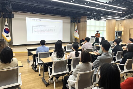 todaykin2021's tweet image. [경기도 교육청] 본청 교직원 대상 심폐소생술 교육 실시… 위기 대응력 강화 
#경기도교육청 #심폐소생술 #응급처치교육 #AED #수원소방서 #직원교육 #안전한학교 #생명구조 #위기대응훈련 #하반기교육
todaykin.com/13434