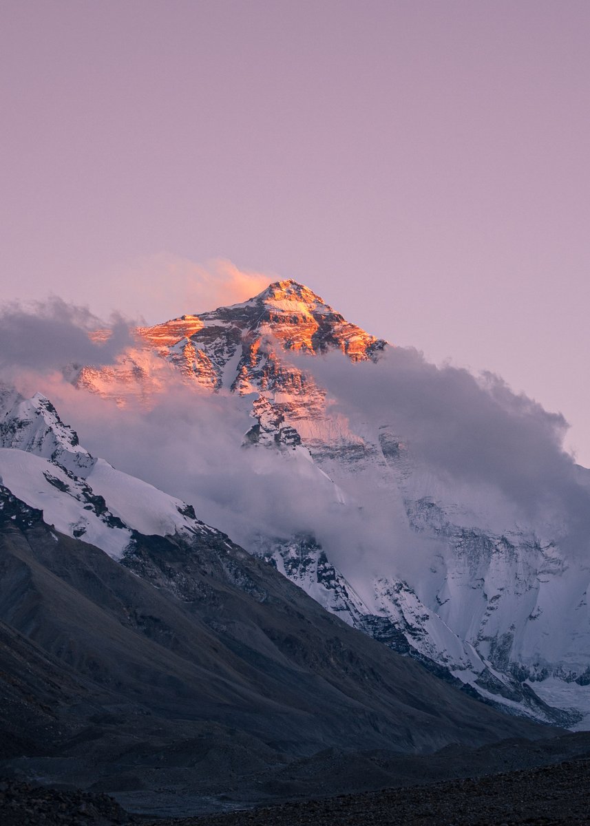 TTuyu32853's tweet photo. Witnessing the raw power and majestic beauty of the mountains. That golden glow on the peak at [sunrise/sunset] is absolutely breathtaking. Feeling so small yet incredibly inspired. 🏔️✨ #Mountains #MountainPhotography #Nature #Landscape #Breathtaking #Sunrise #Sunse https://t.co/NriwhPQqNY