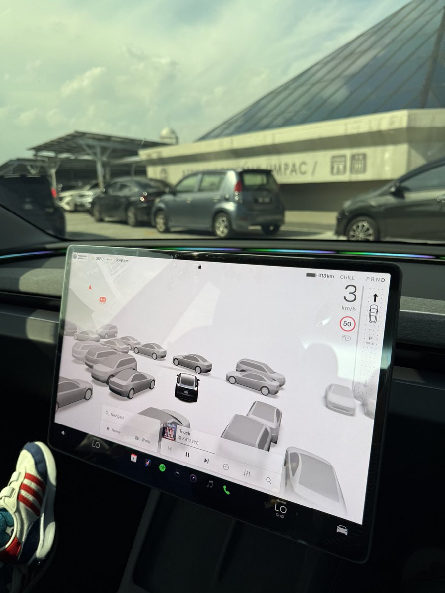 AmyraAziz's tweet photo. Tesla need to make the time/clock more visible. As asian, i need to be punctual. #tesla https://t.co/B4uUTmreYX