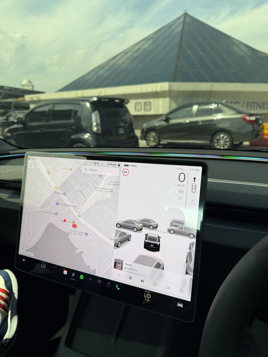 AmyraAziz's tweet photo. Tesla need to make the time/clock more visible. As asian, i need to be punctual. #tesla https://t.co/B4uUTmreYX