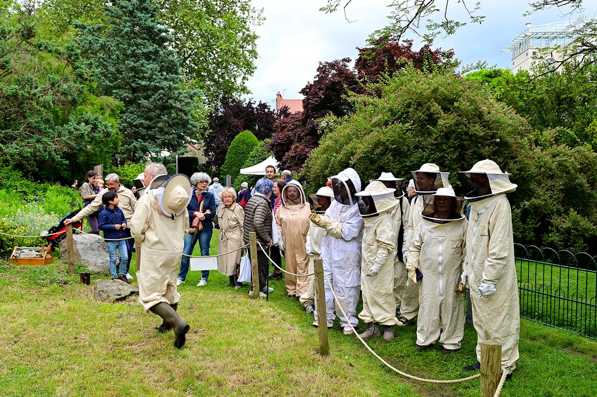 [#RDVJardins]🌳 𝐔𝐧𝐞 𝐣𝐨𝐮𝐫𝐧𝐞́𝐞 𝐚𝐮 𝐜œ𝐮𝐫 𝐝𝐮 𝐯𝐢𝐯𝐚𝐧𝐭
Apiculture, Land Art, climat, biodiversité, alimentation durable…
📅 6 &amp; 7 juin
📍 Parc Napoléon III
🌾 #RendezVousAuxJardins – thème 2025 : pierres &amp; jardins