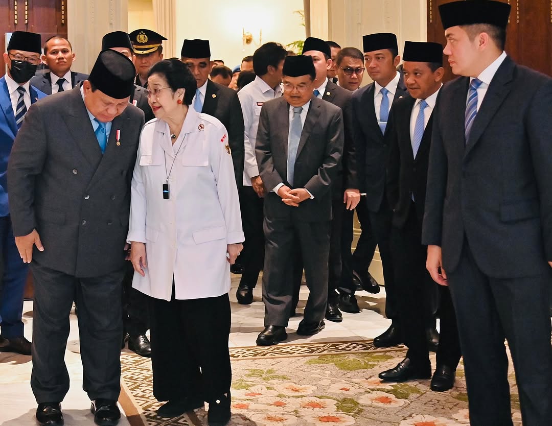 Mari berimajinasi dari foto ini .. 

Gw : " Pak Nasgornya lombok berapa nih ?? " 😅

Kalian silahkan 🤣🤣