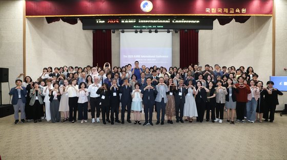 todaykin2021's tweet image. [경기도 교육청] 다문화교육 국제 논의 주도… KAME 국제학술대회 특별 세션 운영
#경기도교육청 #다문화교육 #KAME2025 #국제학술대회 #임태희교육감 #다문화학생 #경기교육 #한국어교육 #IB교육 #글로벌인재 #다문화정책 #교육협력
todaykin.com/13435