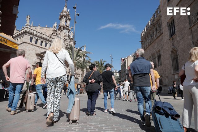✈️La Comunitat recibió 3,2 millones de turistas extranjeros entre enero y abril de este año, un 7,1 % más que el mismo periodo de 2024.

✈️Solo en abril fueron 1,1 millones los visitantes internacionales que entraron en la región, un 11,2 % más.
