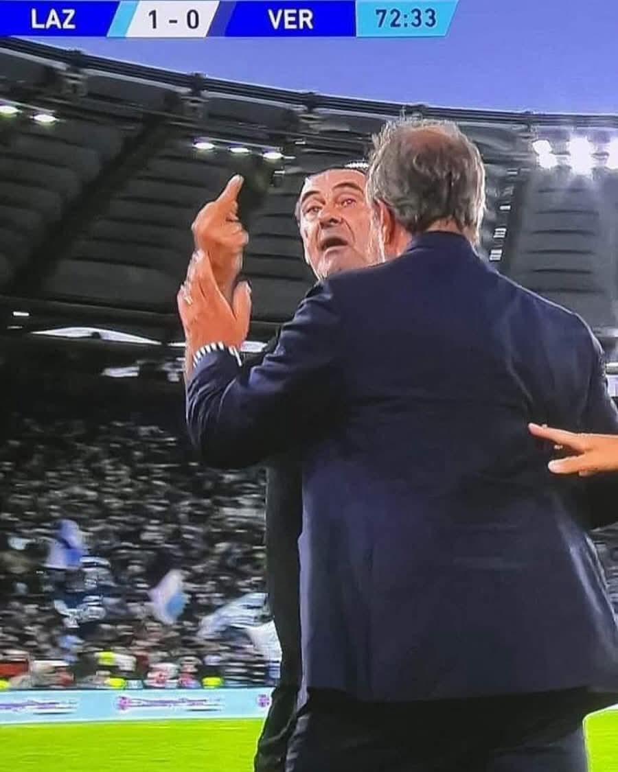 Ho una tale idiosincrasia per le gerarchie che non riesco a chiamarlo comandante. 
Credo che il calcio sia soprattutto una questione identitaria, una fede in cui ti riconosci. Vincere è difficile ed è secondario.
Sarri, con le sue ossessioni, ci consente di coltivarla.