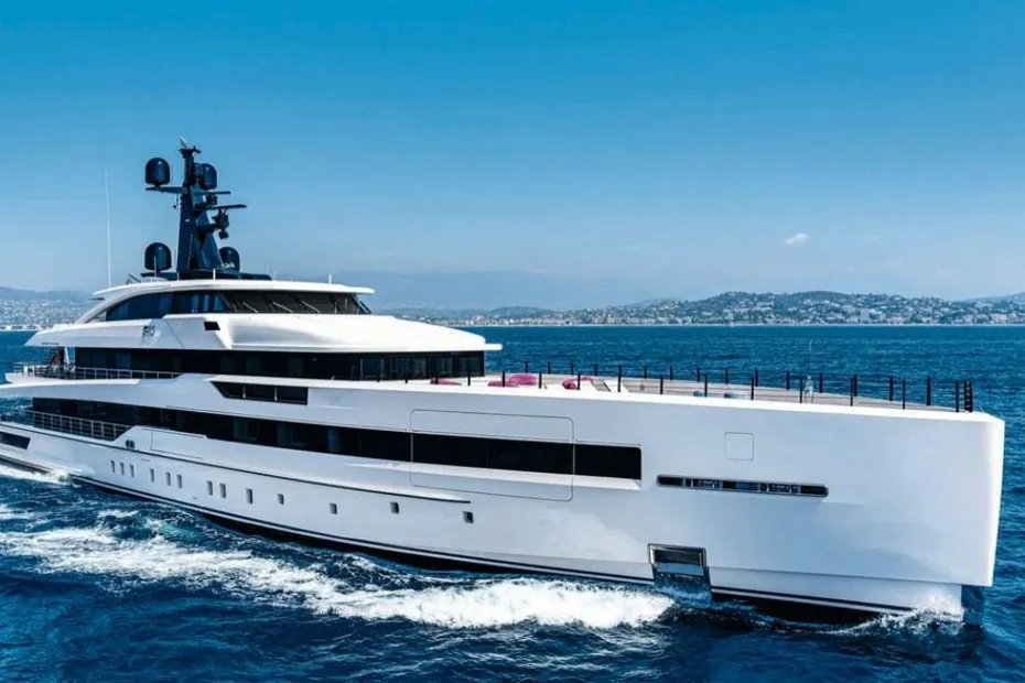 la1ere's tweet photo. Un yacht de luxe détruit un récif corallien au large de Port-Louis, en Guadeloupe
➡En quelques minutes, 300 m² de récif corallien ont été détruits
💻📱https://t.co/i06O3IchM4 https://t.co/WKXhf300sY