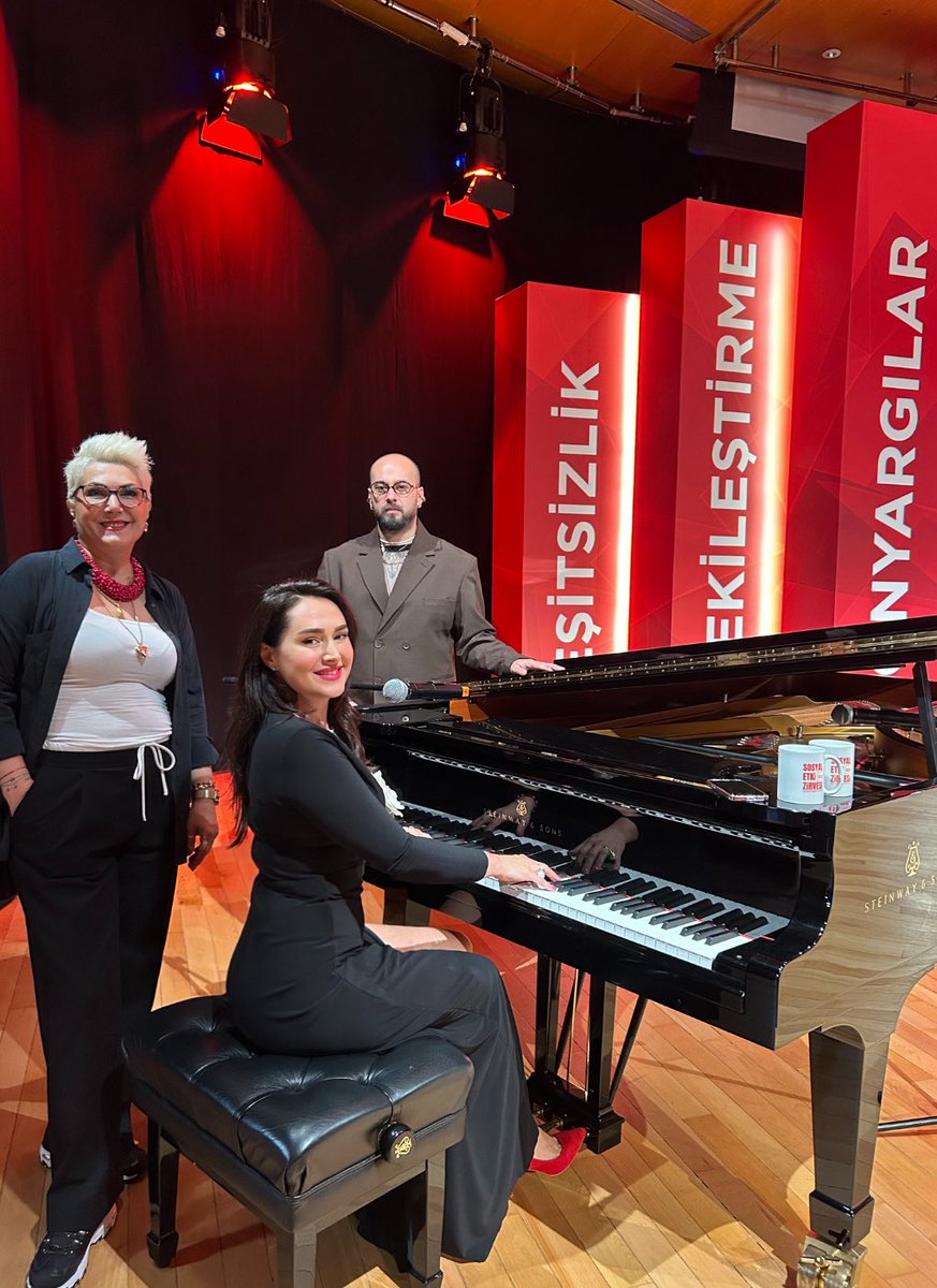 İki ressam bir müzisyen aynı sahnedeydik. Yaşasın sanat🩵
#sosyaletkizirvesi #işsanat <a href="/sosyaletkizirve/">Sosyal Etki Zirve</a>