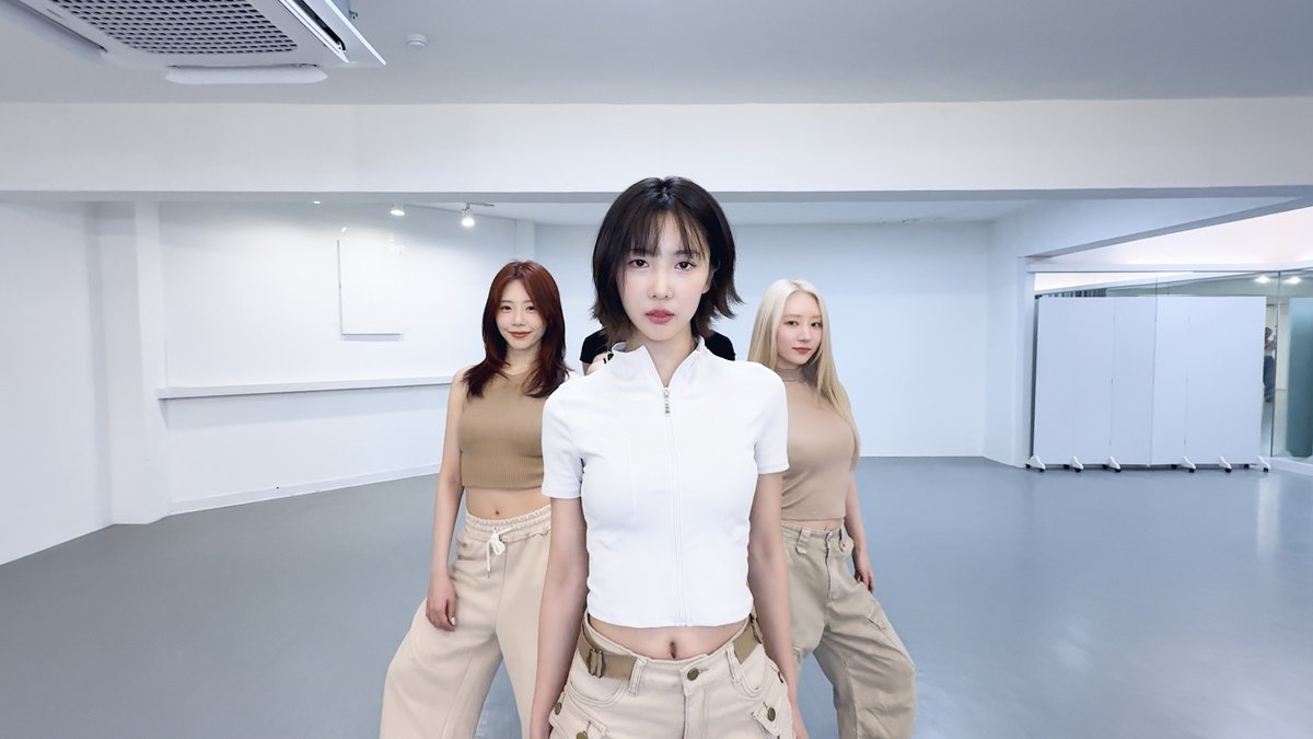 hf_dreamcatcher's tweet photo. [🎬] 유아유(UAU) '2 Months' Dance Video (Moving CAM)

🔗 https://t.co/tEBIfLBp71

#유아유 #UAU
#Dreamcatcher_UAU
#1st_Mini_Album #Playlist #You_Are_You
#2Months #Attitude https://t.co/Q6K7uJWNXl