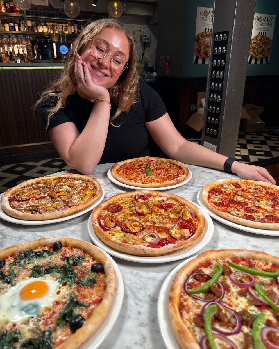 PizzaExpress's tweet image. All the feels when pizza is £1 🤭🍕✨🌶️🧀😚🤌🏼
From today - 26th June, if you buy a Classic or Leggera pizza you can get another for just £1! That's a pretty tasty deal if you ask us 😉.
Available via dine in. GF & vegan options included. Full T&Cs: pizzaexpress.com/terms-and-cond….