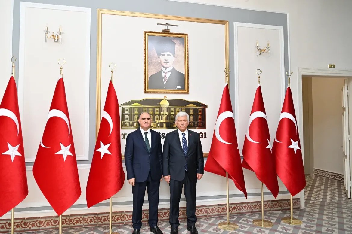 Türk Veteriner Hekimleri Birliği Merkez Konseyi Başkanı Ali EROĞLU, TVHB Yönetim Kurulu Üyeleri ve Manisa VHO Yönetim Kurulumuz ile birlikte Manisa Valisi Sayın Vahdettin ÖZKAN'ı makamında ziyaret ederek istişarelerde bulunduk. Misafirperverliğinden dolayı teşekkür ederiz.