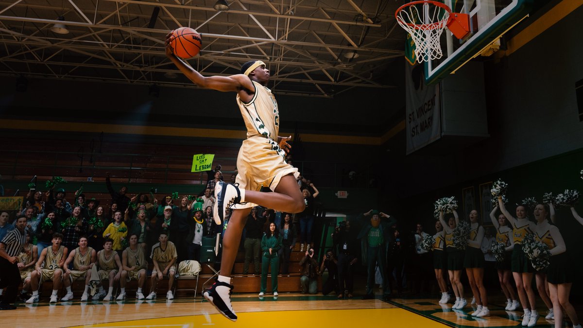 ◇配信開始 映画『シューティング・スターズ 〜栄光への序章〜』（アメリカ） NBA最高峰のバスケットボールプレーヤー、レブロン・ジェームズ。  彼と友人たちが共に逆境を乗り越え、全米一の高校バスケットボールチームへと成長するまでの軌跡を描いた伝記映画 ..., image size:1200x675