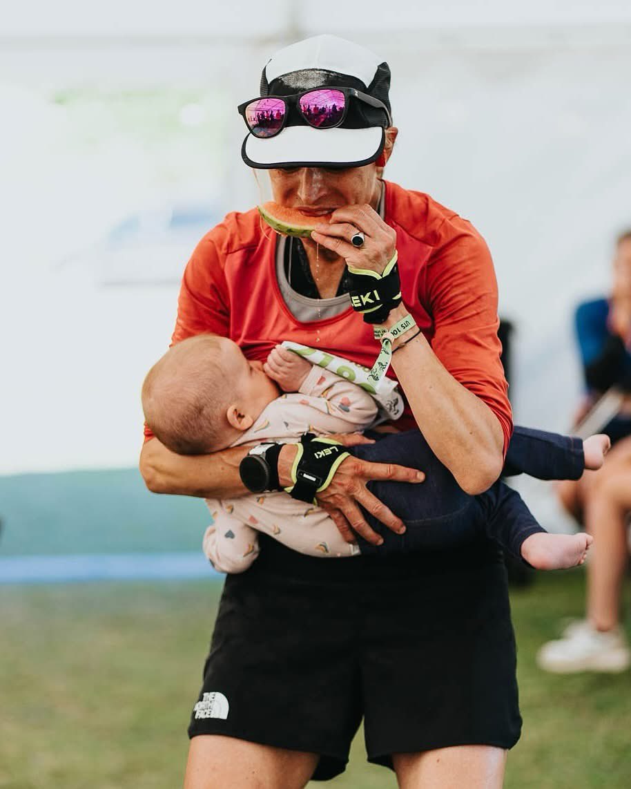 GossipRoomOff's tweet photo. 🚨 La Canadienne Stephanie Case a remporté l’Ultra-Trail Snowdonia, une course de 100 km avec 6 300 m de dénivelé… en s’arrêtant plusieurs fois pour allaiter son bébé de 6 mois.

Partie 30 minutes après les élites, elle a franchi la ligne d’arrivée en tête. Une victoire hors norme, six mois seulement après son accouchement. 👏🏃‍♀️🇨🇦 (via The Guardian)

📸: utmbworldseries