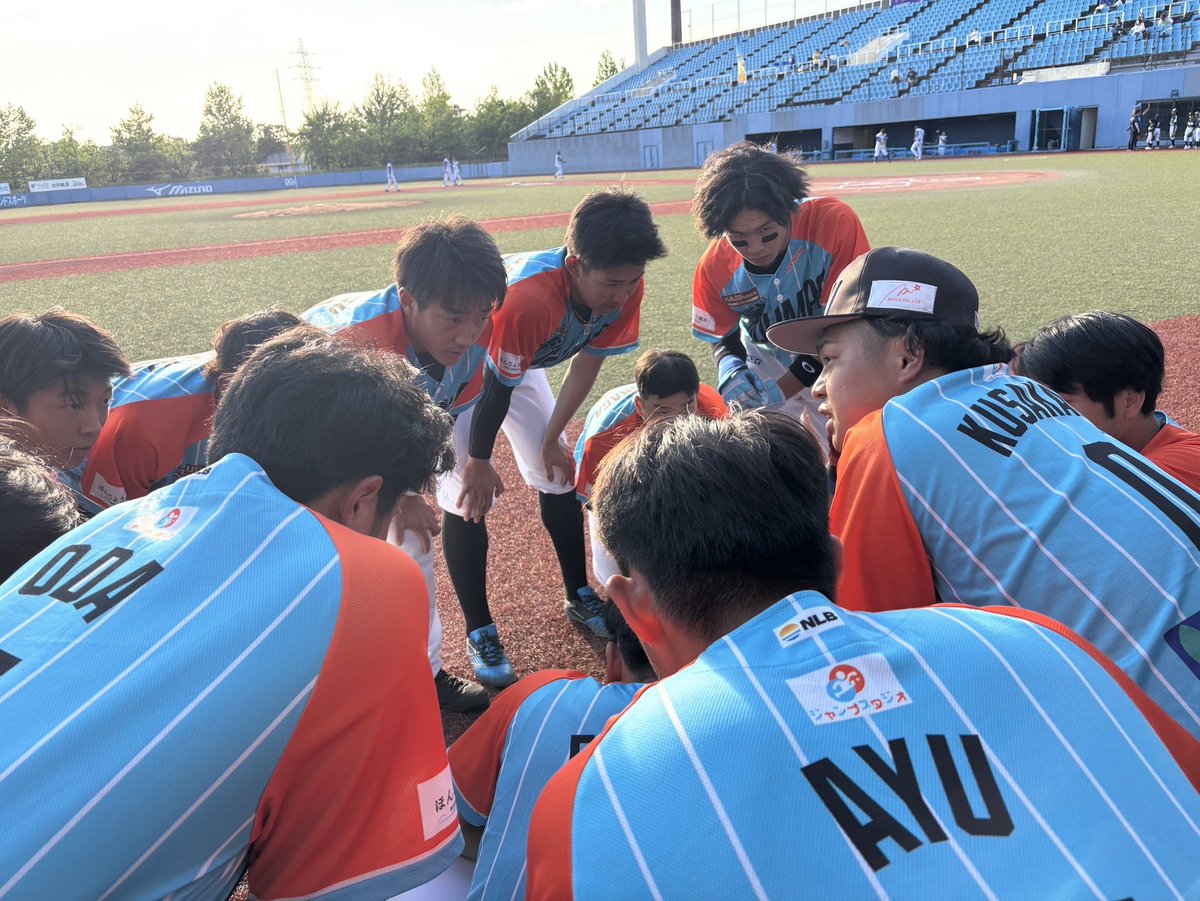 hikaru_twtwtwtw's tweet photo. 滋賀ハイジャンプスとして
公式戦2戦を終えて。

「開幕2試合連続コールド負け」

今までこんな経験はした事がない。

試合後のミーティングで話した事。

大人になって
この経験ができる人生は中々ない。
このチームで挑戦していく事
そこから得られるもの、１つ１つの成果
これからの人生において必ず力になる。

自分たちが何ができて何ができてないのか
どうすれば
強く目指されるチームになるのか

考え抜いて必ず戦えるチームにします！

応援して頂いている皆様
球場まで来てくださっている方々
本当にありがとうございます。

#滋賀ハイジャンプス