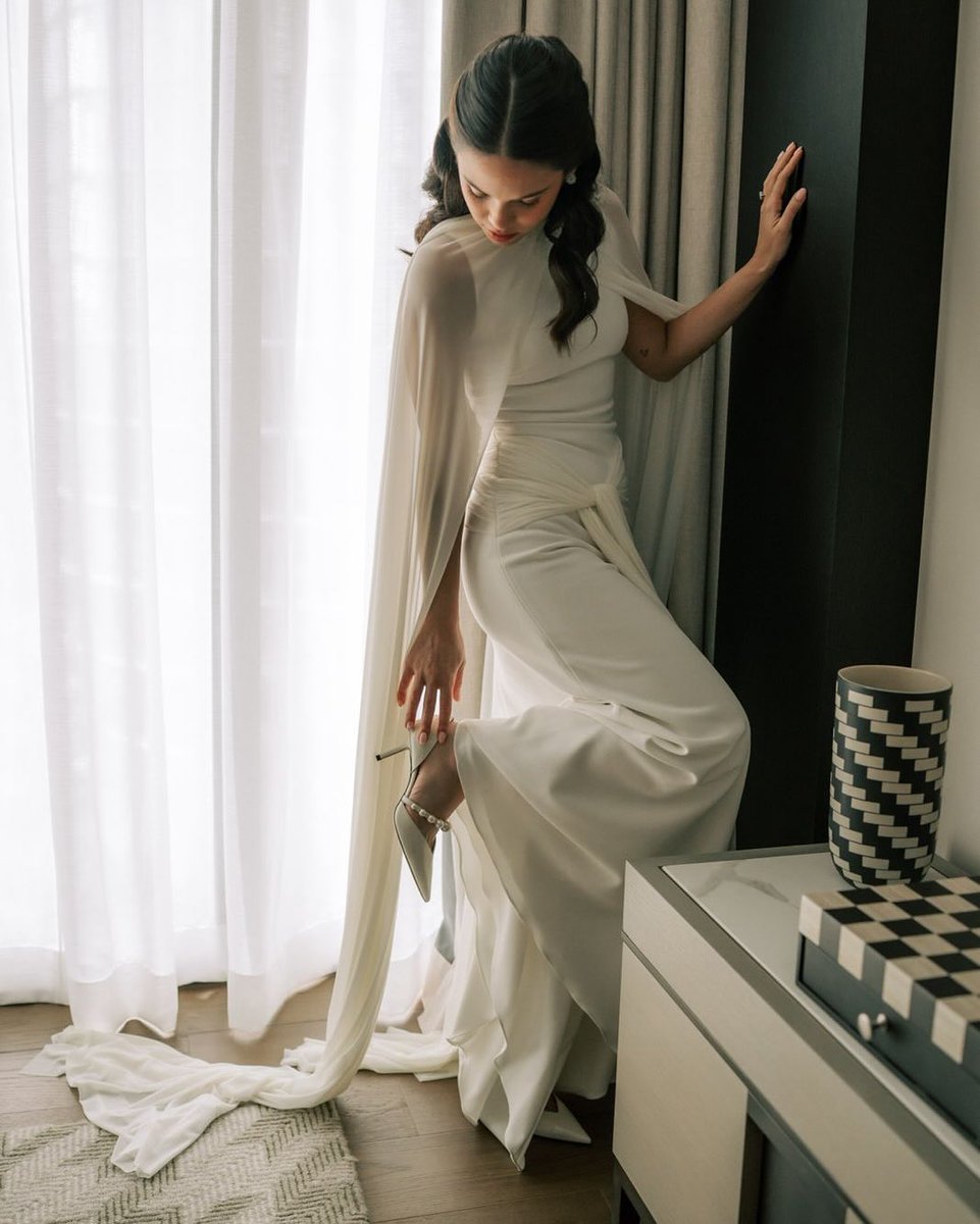 previewph's tweet photo. #LeilaAlcasid’s bridal moment was one for the books, with a #MartinBautista dress, pink calla lilies, and a glowing newlywed glow. See the details of her understated bridal look: https://t.co/iAS0YZQjW0

📸 : @niceprintphoto https://t.co/NZZflB2FIn