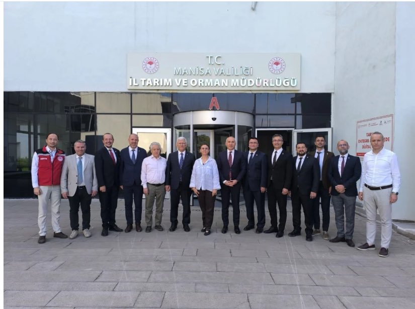 TVHB Merkez Konseyi Başkanı Ali EROĞLU, TVHB Yönetim Kurulu Üyeleri ve Manisa VHO Yönetim Kurulumuz ile birlikte Manisa İl Tarım ve Orman Müdürü Sayın Metin ÖZTÜRK’e ziyarette bulunduk. Ziyarete eşlik eden Değerli Müdür Yardımcıları ve Şube Müdürleri’mize teşekkür ederiz.