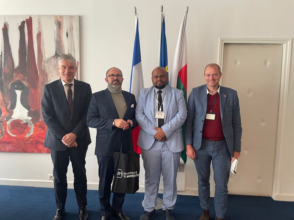 France à Madagascar 🇫🇷 🇪🇺 (@ambafrmada) on Twitter photo 📚 Le 28 mai, l’Ambassadeur Arnaud Guillois a reçu M. Abal-Kassim Cheik Ahamed, président de l’<a href="/univ_mayotte/">Université de Mayotte</a> , en visite à #Madagascar. Une rencontre pour renforcer la #CoopérationUniversitaire 🇲🇬🎓🇾🇹et soutenir la #MobilitéEtudiante avec #Majunga 🌊. #FrancoMalgache 📚 Le 28 mai, l’Ambassadeur Arnaud Guillois a reçu M. Abal-Kassim Cheik Ahamed, président de l’<a href="/univ_mayotte/">Université de Mayotte</a> , en visite à #Madagascar. Une rencontre pour renforcer la #CoopérationUniversitaire 🇲🇬🎓🇾🇹et soutenir la #MobilitéEtudiante avec #Majunga 🌊. #FrancoMalgache