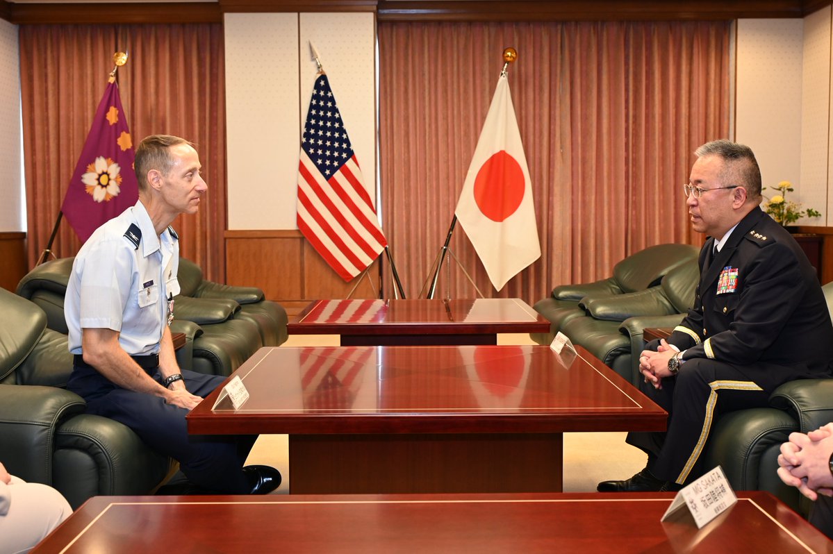 JapanJointStaff's tweet image. On May 27, #CJJS GEN YOSHIDA Yoshihide presented the citation and Defense Cooperation Medal to Col HIGNITE, Director Public Affairs Office, #USFJ.