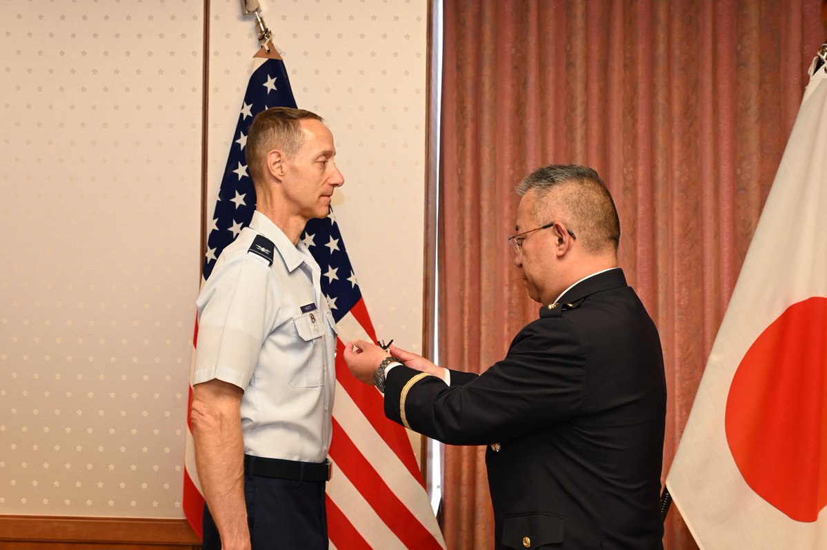 JapanJointStaff's tweet image. On May 27, #CJJS GEN YOSHIDA Yoshihide presented the citation and Defense Cooperation Medal to Col HIGNITE, Director Public Affairs Office, #USFJ.