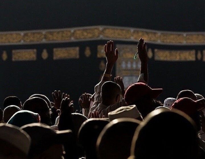 " لبَّيك والثَقـلان والدنيـا تُلبّي
لبيك ربَّ العالمينٰ وأنت يا الله ربيٰ"