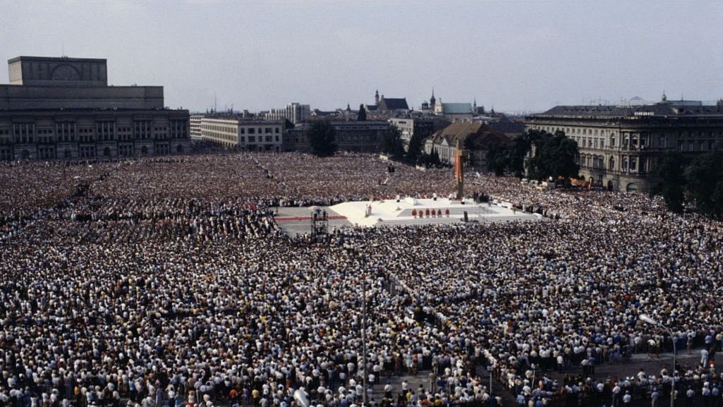 🇵🇱 2 czerwca – to data symboliczna, jedna z najważniejszych w najnowszej historii Polski 🇵🇱

Tego dnia, w 1979 r., Karol Wojtyła – Jan Paweł II, w trakcie swojej pierwszej 🤍pielgrzymki do Ojczyzny, wygłosił na Placu Zwycięstwa w Warszawie homilię, która poruszyła serca milionów
