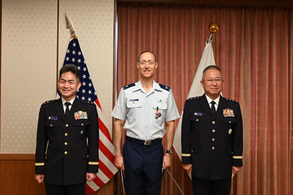 ５月２７日、#吉田圭秀統幕長 は、#統合幕僚監部 と #在日米軍 の連携強化に関わる取組みへの功績をたたえ、離任する在日米軍司令部広報部長グレッグ A.