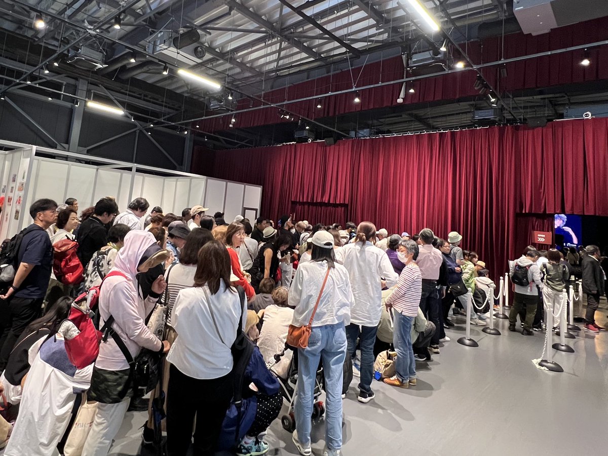 AllevianiJapan's tweet photo. 待機されているみなさま、おつかれさまです！会場前、大変な混雑ですね！

会場内、100名ほどは招待枠で埋まっておりますが、200席ほど空いております。ここから先着順でご案内があります。

朝早くからお待ちの皆さま、もう少しの辛抱ですっ https://t.co/6egkdJDB3L
