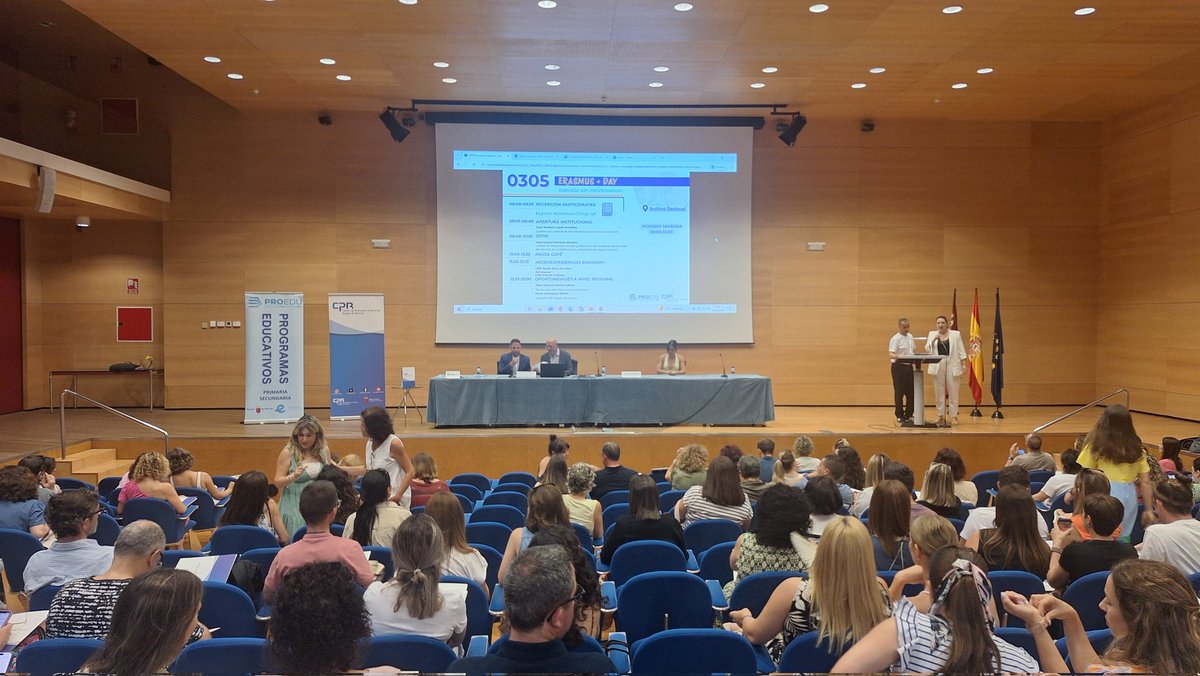 CPRRegionMurcia's tweet photo. ➡️ Arrancamos en @ArchivoGRMurcia las #Jornadas del profesorado #ErasmusDay 🇪🇺 en colaboración con 👇 @ProgramasRM
Inaugura la Jornada José Teodoro López Arnaldos 👉 Subdirector General de Planificación Educativa e Innovación de @Educarm , junto a José M. Martínez de @sepiegob https://t.co/COmmyRnTtg