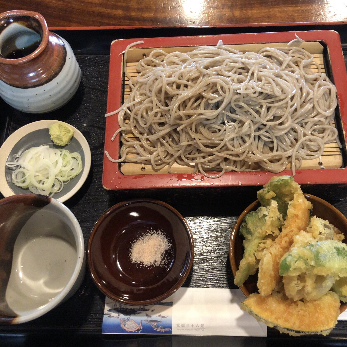 一般質問1日目が終わりました。初日は無所属の下田議員、長井議員、立憲、維新・国民の各議員が質問。
写真は今日のお昼、そば処やぶのもりそば(天ぷらつき)です。揚げたてサクサクで美味しいんです！
私は明日の午前10時に登壇します。雨の予報が出ていますが、よろしければ傍聴にお越しください。