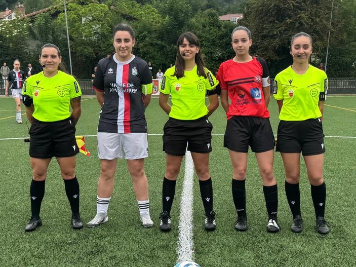 fedfutnavarra's tweet photo. 🏆 @Valle_Aranguren, campeona de la #Copa #Navarra #SéniorFem tras vencer a @MulierFCN B por 0⃣-2⃣.

👏 ¡Enhorabuena a ambas por la final que nos regalasteis en el Plazaola de #Lekunberri! https://t.co/D7SR3UhEuz
