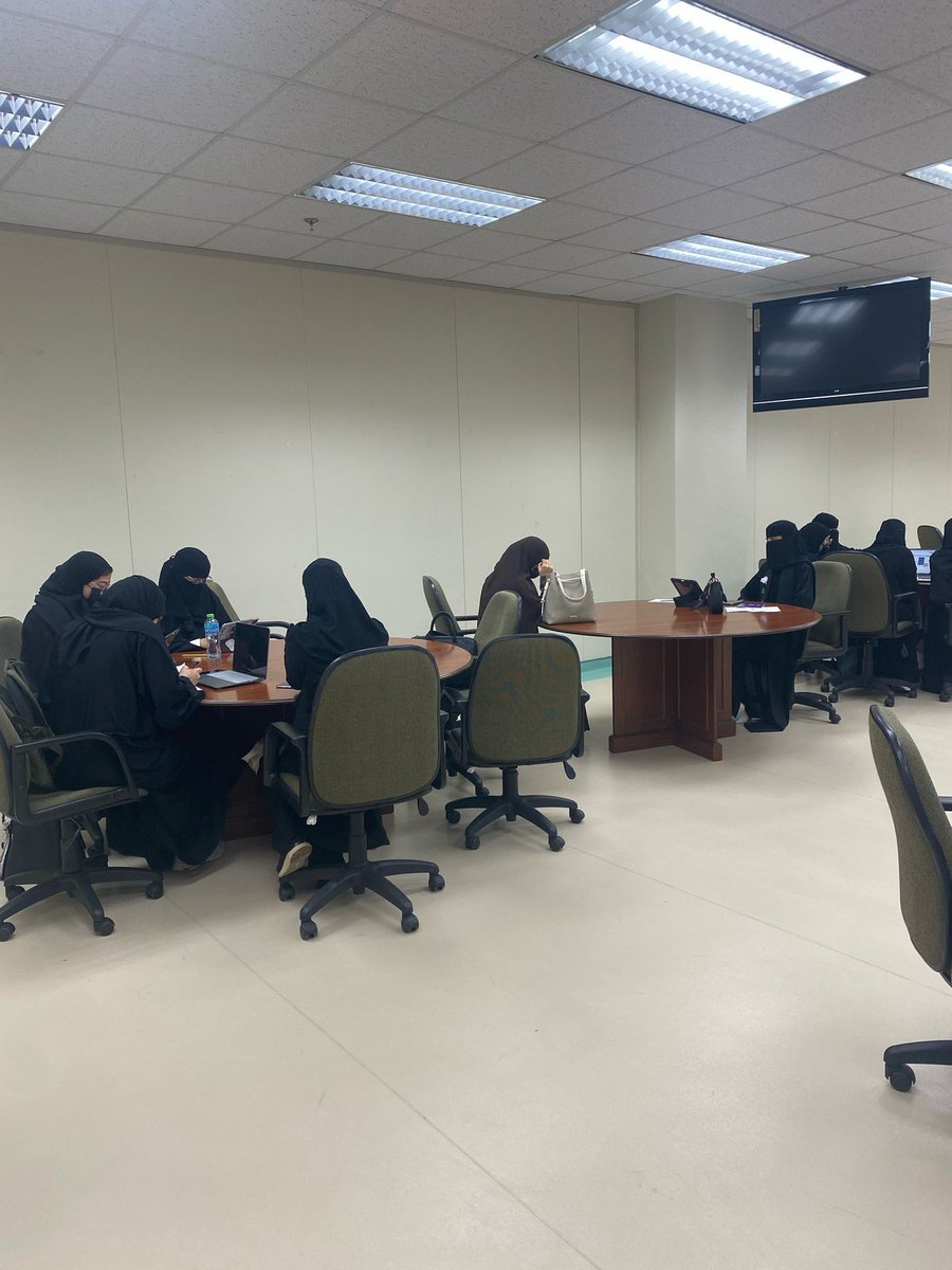 نظّمت جامعة الملك عبدالعزيز، ممثلةً في كلية العلوم الطبية التطبيقية، ملتقى "التميز البحثي والمهني 2025"، بهدف دعم البحث العلمي وتطوير المهارات وربط المخرجات الأكاديمية باحتياجات سوق العمل. شارك فيه 24 متحدثًا، و130 طالبًا وطالبةً، وأسفر عن توقيع اتفاقياتِ تعاونٍ، وعرض ابتكاراتٍ