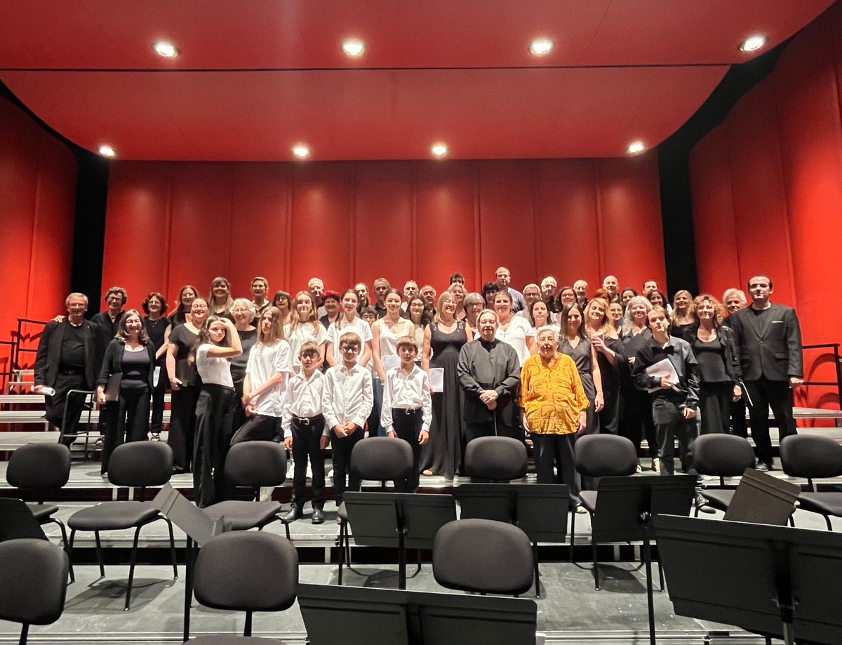📷 La família Polifònica de Girona amb el mestre Antoni Ros Marbà a l'escenari del teatre L'Atlàntida de Vic!
❤️ És la imatge final del viatge emocionant que es va acabar ahir amb el segon concert de Tirant lo Blanc, després d'un cap de setmana que recordarem sempre!